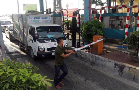 Tài xế hất tung barie Trạm thu phí BOT Tân Đệ.