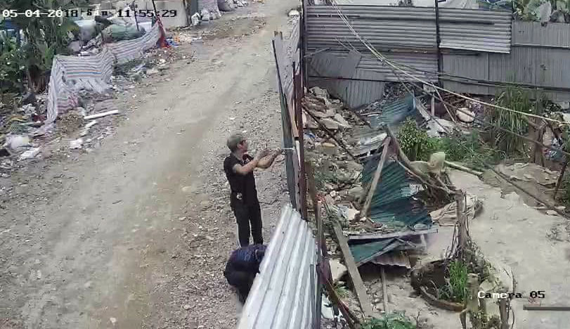 Hình ảnh côn đồ phá rào tôn