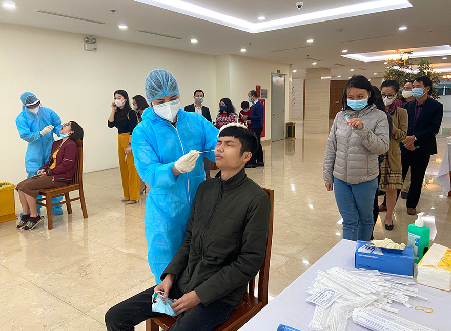 Dân văn phòng Hà Nội xếp hàng lấy mẫu xét nghiệm COVID-19 trong ngày đầu đi làm