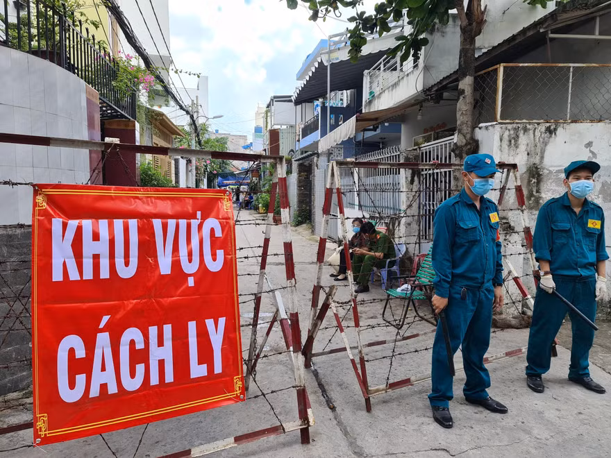 Nhiều khu dân cư ở TPHCM bị phong tỏa liên quan đến COVID-19.