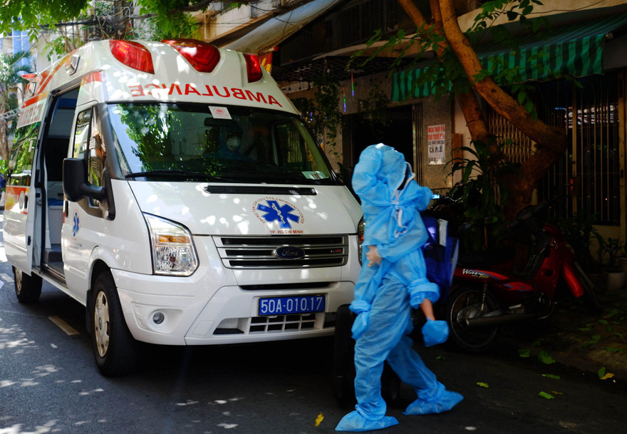 Bé 2 tuổi được mẹ đi cùng đến bệnh viện điều trị COVID-19.