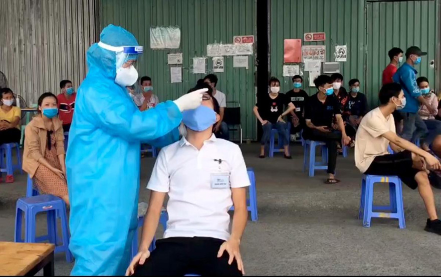 Lấy mẫu xét nghiệm các trường hợp làm chung với người nghi mắc COVID-19.