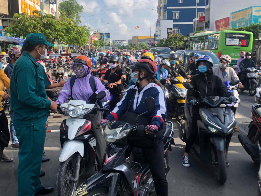 Ùn tắc cục bộ tại các chốt vào sáng 31/5.