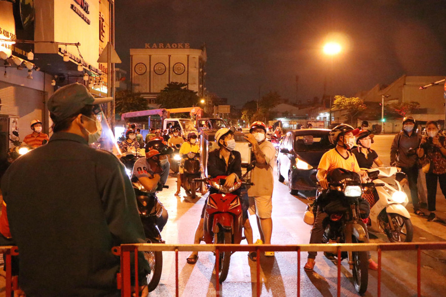 Ghi nhận của phóng viên, đúng 0h ngày 31/5, các chốt kiểm soát trên địa bàn quận Gò Vấp đã được triển khai.