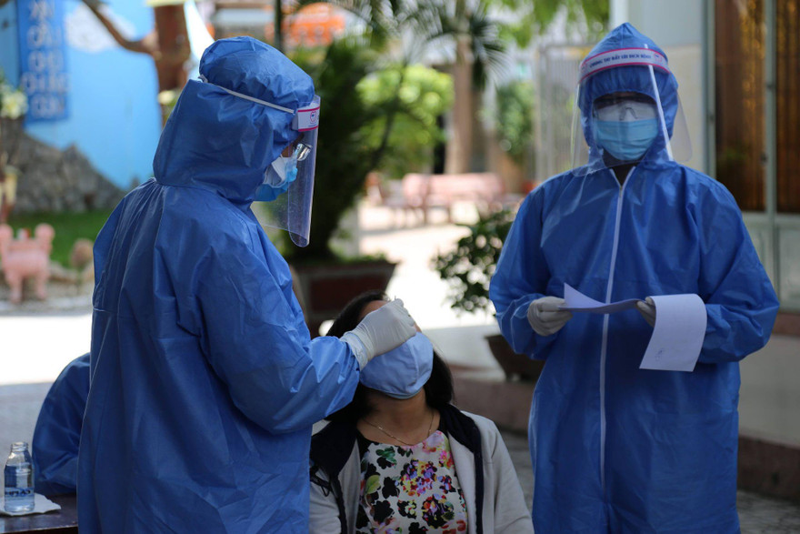 Lấy mẫu xét nghiệm cho người dân ở quận Gò Vấp.