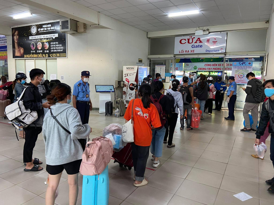 Ghi nhận của phóng viên tại Bến xe Miền Đông, quận Bình Thạnh, từ cuối giờ chiều đã có rất đông người đến xếp hàng chờ ra xe rời TPHCM.
