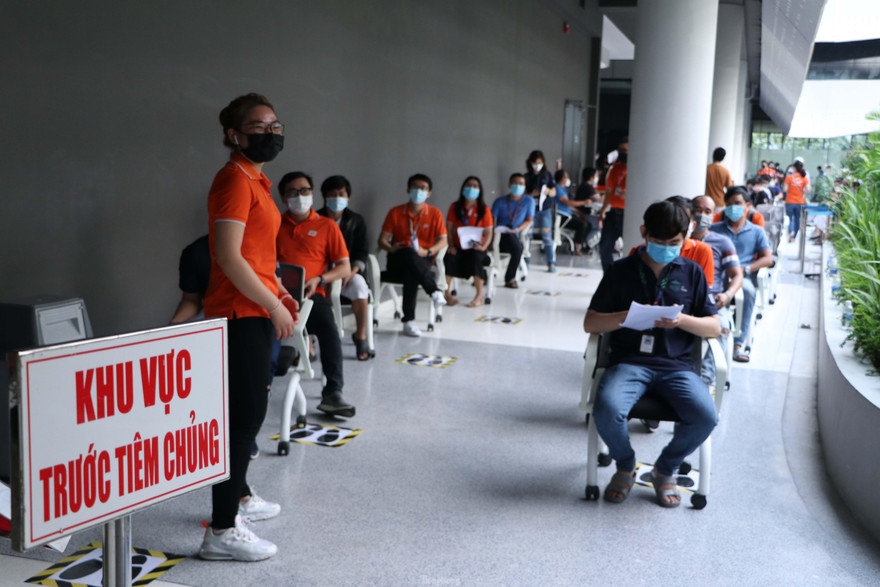 Sáng 19/6, UBND TPHCM đã tổ chức triển khai chiến dịch tiêm chủng vắc xin phòng COVID-19 trên quy mô lớn nhất từ trước đến nay.