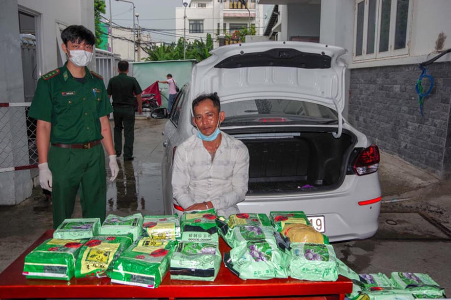 Võ Văn Hưng cùng tang vật. 