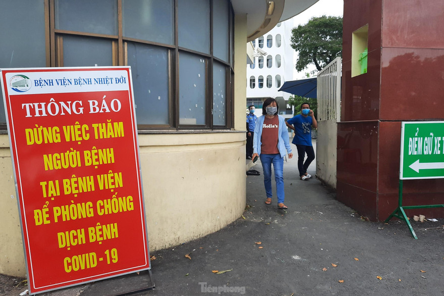 Chiều 12/6, Sở Y tế TPHCM cho biết, Bệnh viện Bệnh Nhiệt đới TP.HCM đã ghi nhận 3 trường hợp nghi mắc COVID-19 là nhân viên của bệnh viện.