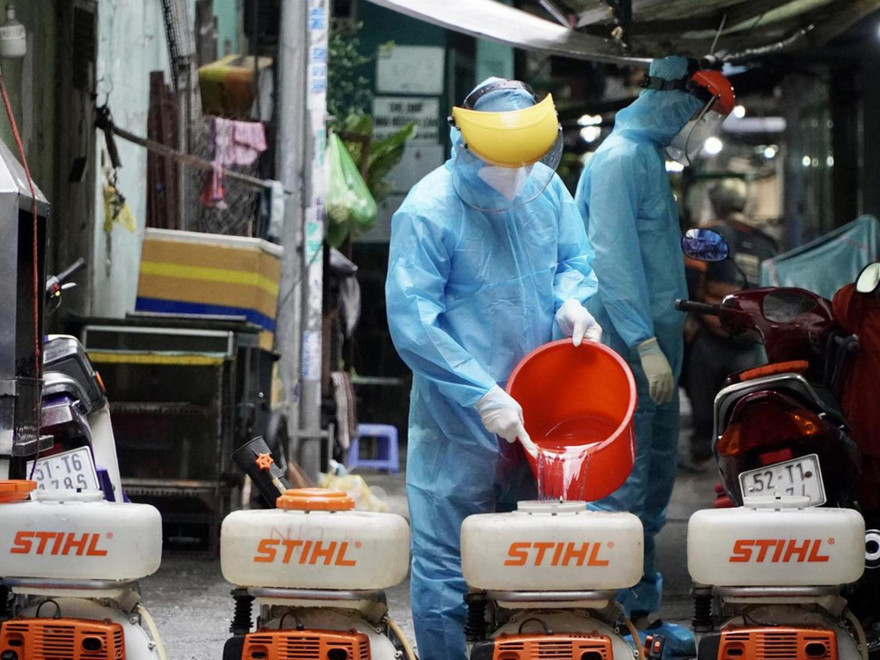 Sáng 10/6, Trung tâm Kiểm soát Bệnh tật TPHCM (HCDC) cho biết, lực lượng chức năng đã kích hoạt đội phản ứng nhanh xuống hiện trường thực hiện khoanh vùng, truy vết, phong tỏa tạm thời con hẻm 120, đường Trần Hưng Đạo, phường Phạm Ngũ Lão, quận 1 sau khi nhận tin có ca mắc COVID-19.