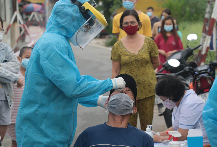 Lấy mẫu xét nghiệm tầm soát các trườn hợp liên quan ca mắc COVID-19 mới ở TP Thủ Đức.