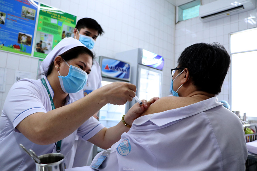 Nhân viên y tế Bệnh viện Bệnh Nhiệt đới TPHCM được tiêm vắc xin COVID-19 mũi 1 vào ngày 8/3.