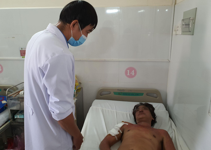 Ông Tâm đang được các bác sĩ chăm sóc tích cực.