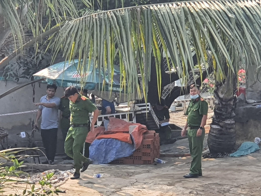 Lực lượng chức năng khám nghiệm điều tra vụ việc.