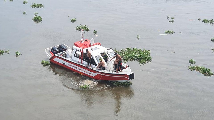 Người nhái lặn tìm nạn nhân.