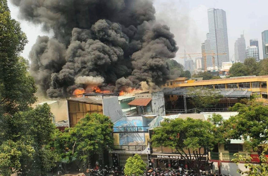 Khói lửa bốc lên nghi ngút từ vụ cháy.