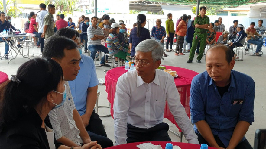 Ông Võ Văn Hoan động viên thân nhân các nạn nhân.