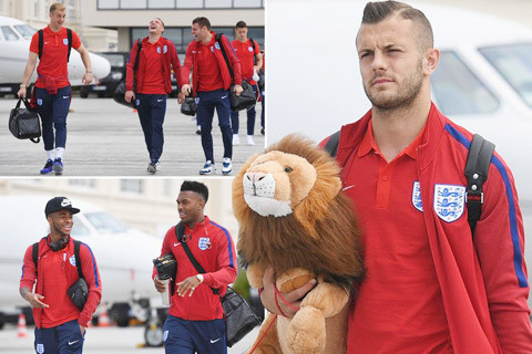 Tuyển Anh đi đâu cũng kè kè linh vật là chú sư tử Leo để lấy may.