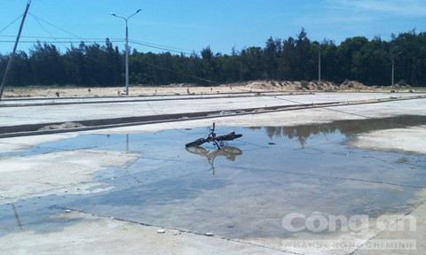 Đạp xe đi dạo, bé trai bị điện giật tử vong