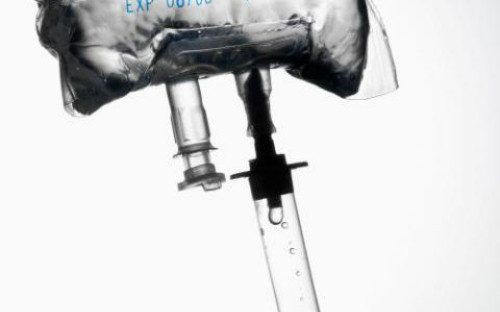 Túi truyền dịch bị can thiệp, gây ra cái chết cho bệnh nhân. Ảnh minh họa: Alamy