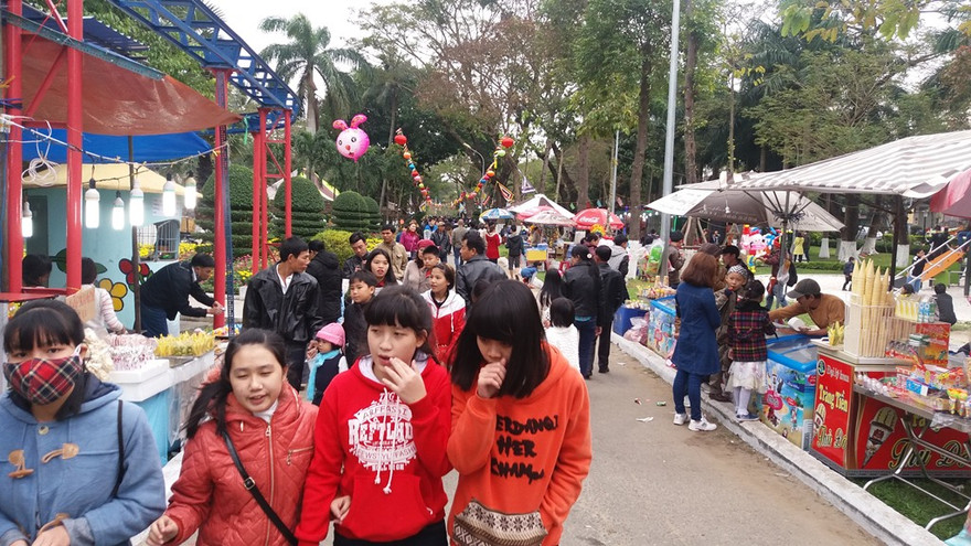 Dòng người đổ về công viên du xuân
