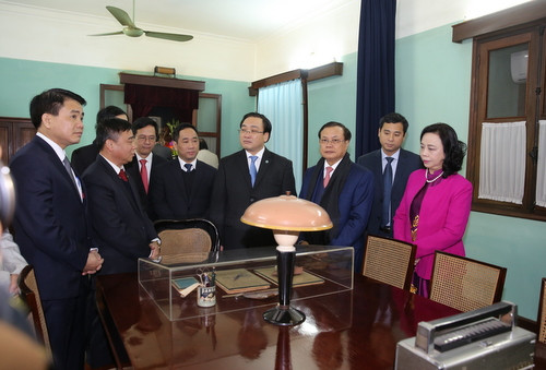 Bí thư Thành ủy Hà Nội Hoàng Trung Hải cùng lãnh đạo TP.Hà Nội thăm Khu di tích Hồ Chí Minh tại Phủ Chủ tịch. Ảnh: VGP/Nguyên Linh