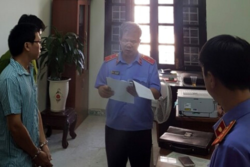 Lê Ngọc Phổ nghe lệnh bắt. Ảnh: N.X 
