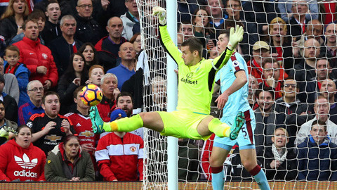 Thủ môn Tom Heaton (Burnley) chơi như lên đồng trước M.U