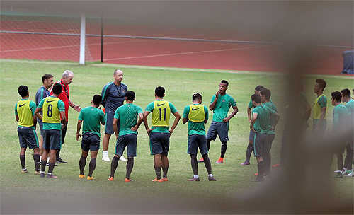 Thầy trò HLV Riedl tập trên sân Pakansari.