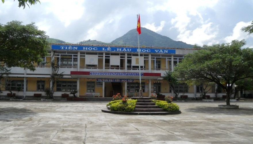 Trường THCS Cát Tài nơi xảy ra vụ thầy giáo đổ nước vào miệng học trò.