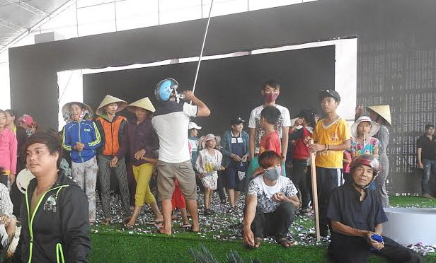 Người dân tụ tập trên sân khấu của buổi lễ khởi công