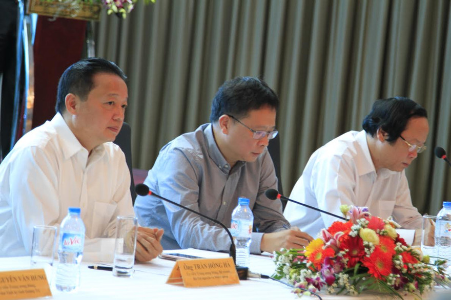 Bộ trưởng Bộ Tài nguyên và Môi trường Trần Hồng Hà (trái) ở Hội nghị. Ảnh: Hữu Thành