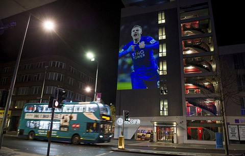 Hình ảnh của Vardy được chiếu trên tòa nhà