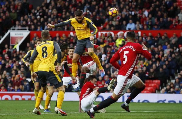 Giroud đánh đầu ghi bàn gỡ hòa 1-1 cho Arsenal ở phút 89.