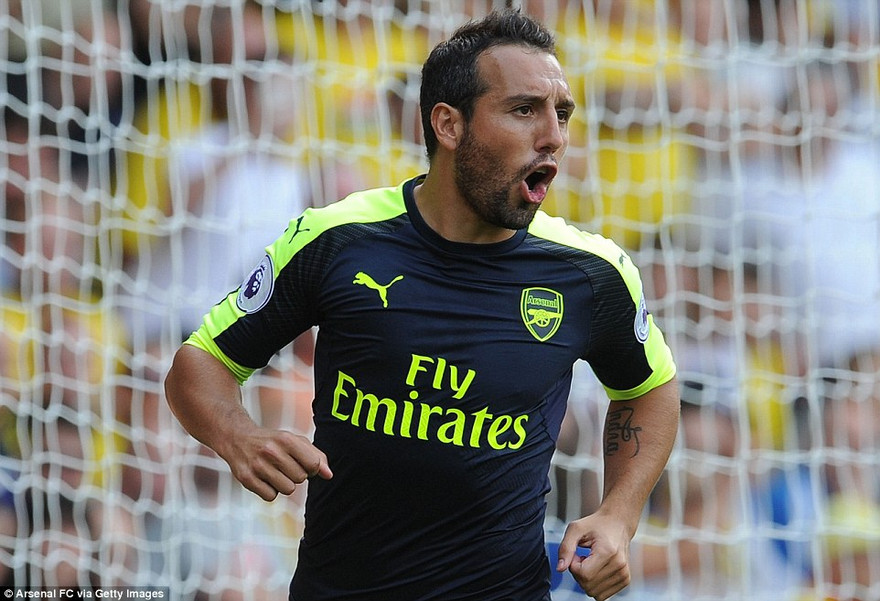 Santi Cazorla ăn mừng bàn mở tỷ số cho Arsenal ở trận đấu với Watford.