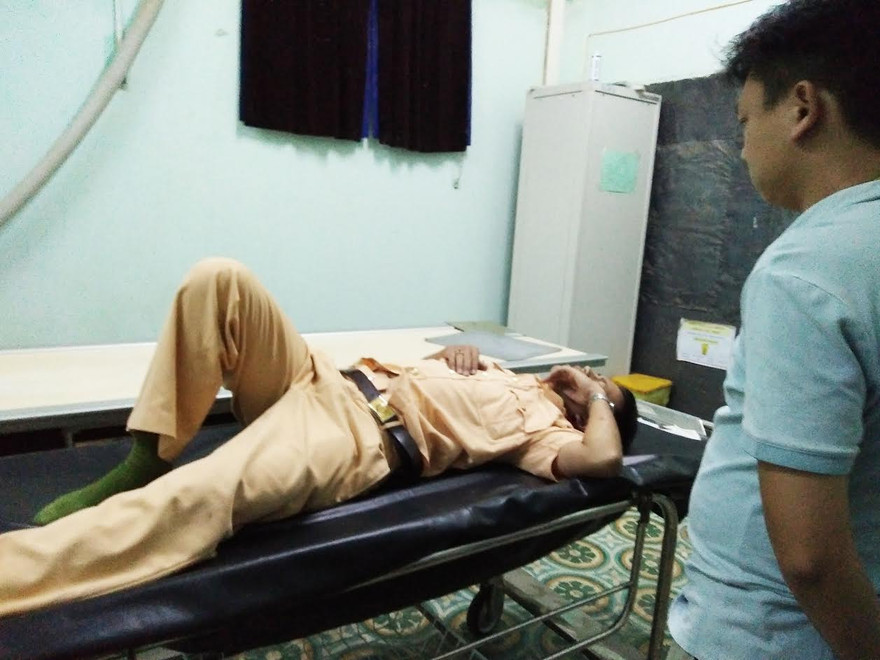 Chiến sĩ Phạm Văn Sang đang được cấp cứu