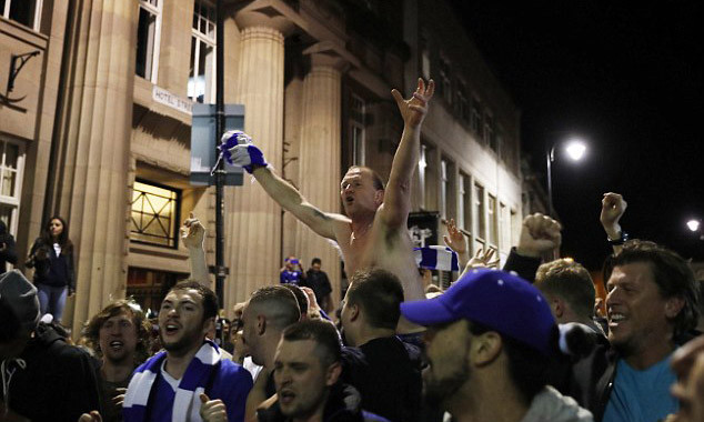 CĐV Leicester xuống đường ăn mừng ngôi vô địch Ngoại hạng Anh. Ảnh: Reuters.