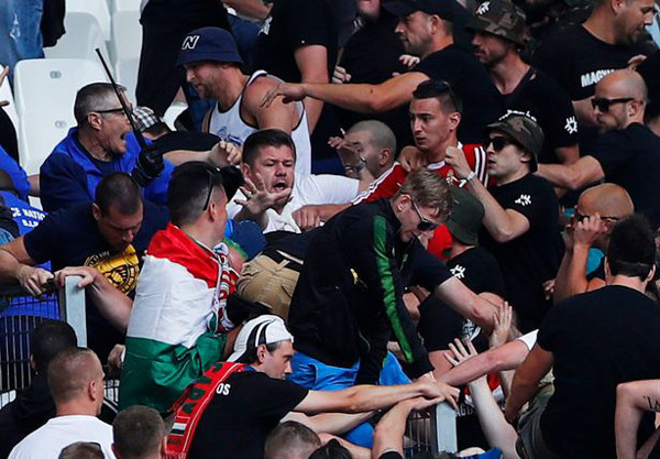 Cổ động viên đụng độ cảnh sát, Hungary bị phạt nặng