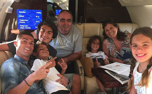 Vô địch EURO, Ronaldo dùng máy bay đưa cả nhà đi chơi