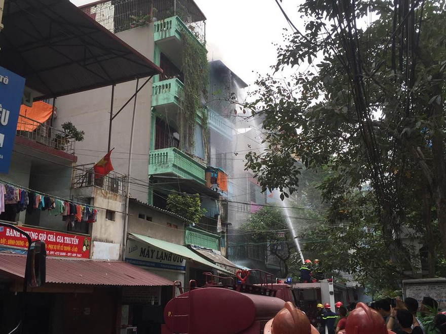 Lực lượng PCCC nỗ lực cứu hoả tại hiện trường