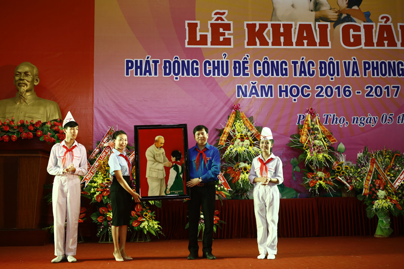 Anh Nguyễn Long Hải, Bí thư T.Ư Đoàn, Chủ tịch Hội đồng Đội T.Ư trao tặng liên đội trường THCS Văn Lang bức tranh "Bác Hồ quàng khăn đỏ cho thiếu nhi".