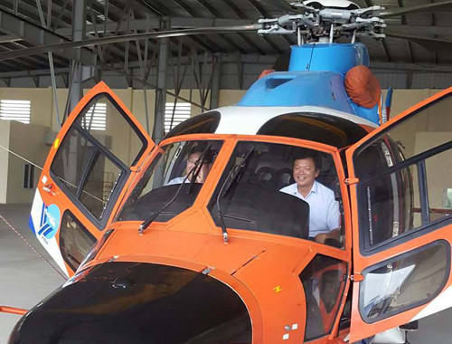 CĐV Văn Trần Hoàn (phải) trên chiếc trực thăng sẽ rước Cup từ Hà Nội về Hải Phòng. 