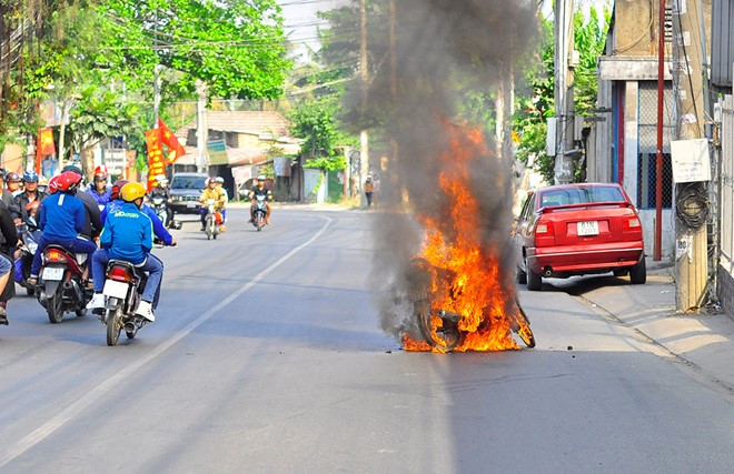 Lửa bao trùm chiếc xe.