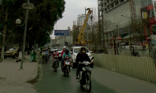 Sự việc xảy ra khoảng 10h sáng nay, 25/2, trên đường Cầu Giấy, Hà Nội.