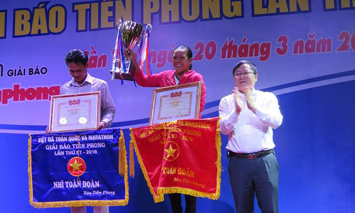 Tổng Biên tập báo Tiền Phong, ông Lê Xuân Sơn, Trưởng ban tổ chức giải, trao giải Nhất toàn đoàn cho đoàn Khánh Hòa và giải Nhì toàn đoàn cho đoàn Cần Thơ. Ảnh: Tiến Hưng. 