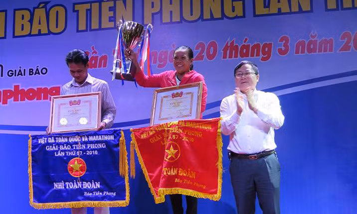 Tổng Biên tập báo Tiền Phong, ông Lê Xuân Sơn, Trưởng ban tổ chức giải, trao giải Nhất toàn đoàn cho đoàn Khánh Hòa và giải Nhì toàn đoàn cho đoàn Cần Thơ. Ảnh: Tiến Hưng. 