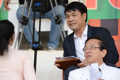 HLV Hữu Thắng (áo đen). Ảnh: Vnexpress.