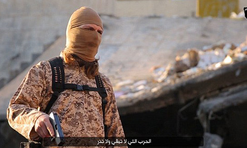 Phiến quân nói tiếng Pháp xuất hiện trong video của IS. Ảnh: AFP 