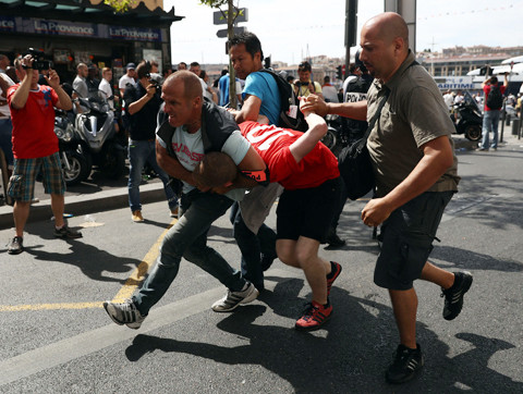 Cảnh sát Pháp trấn áp một CĐV quá khích trên phố.