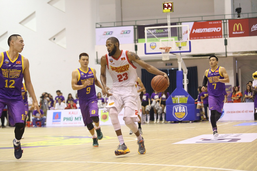 Miller Darrell của SG Heat (áo trắng)